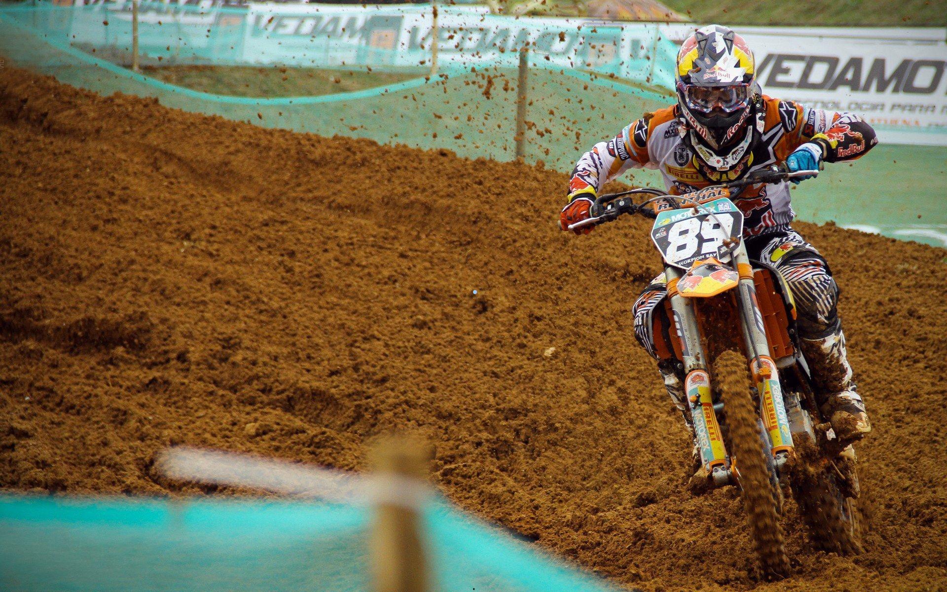 爱游戏官网|友好交流温暖西超杯，维尼修斯与阿劳霍中场休息亲切互动